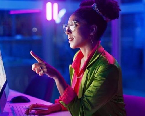 Frau in violett beleuchtem Raum am Arbeiten